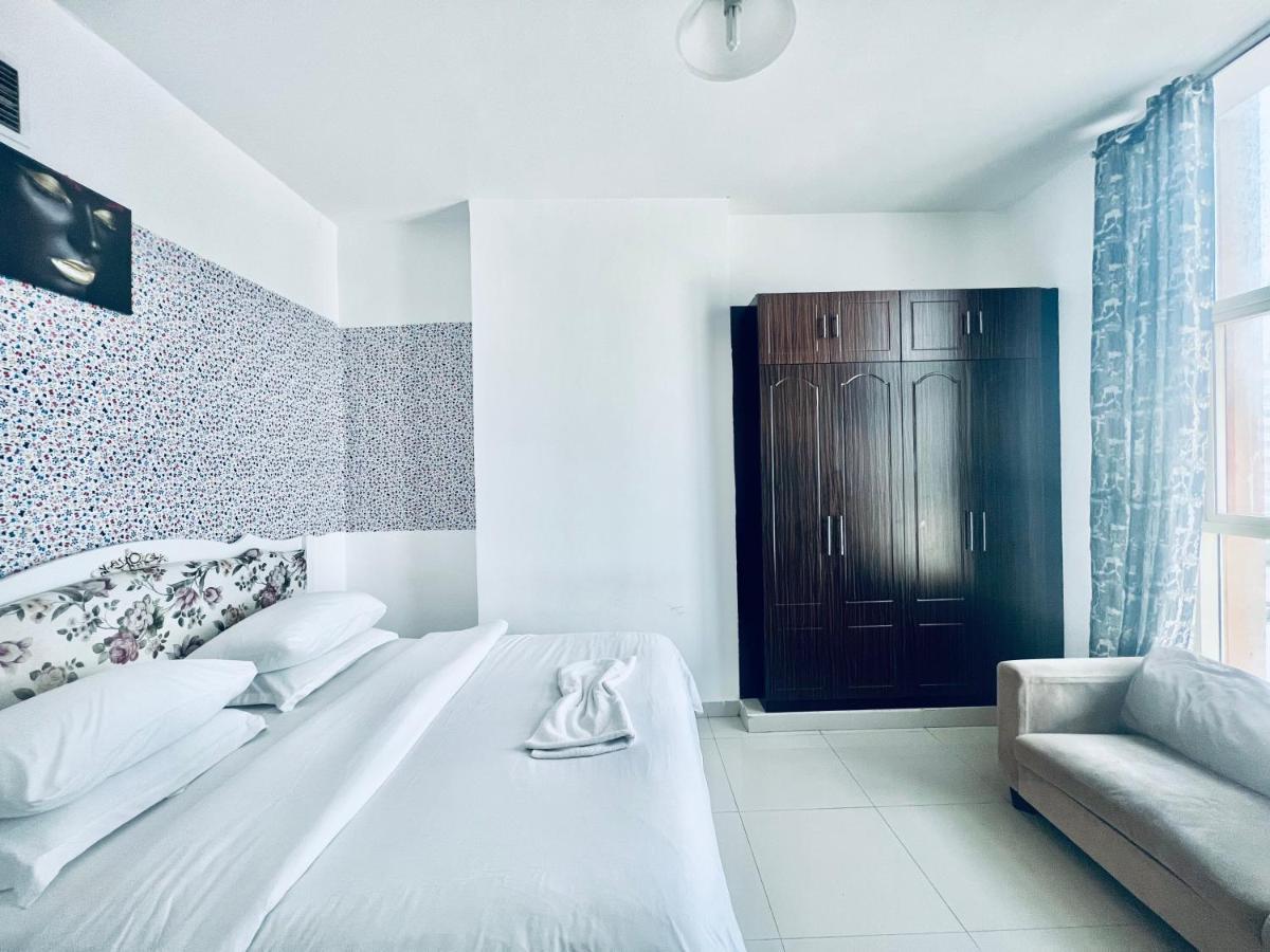 Private Room In 2Br Apartment Dubai Bagian luar foto