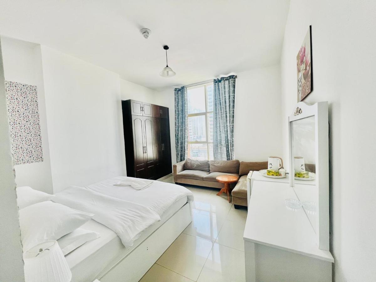 Private Room In 2Br Apartment Dubai Bagian luar foto