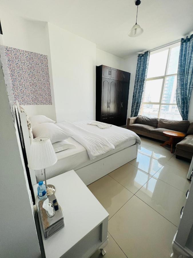 Private Room In 2Br Apartment Dubai Bagian luar foto