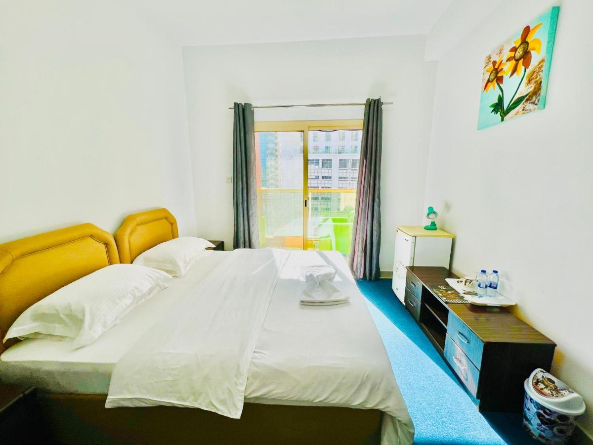 Private Room In 2Br Apartment Dubai Bagian luar foto