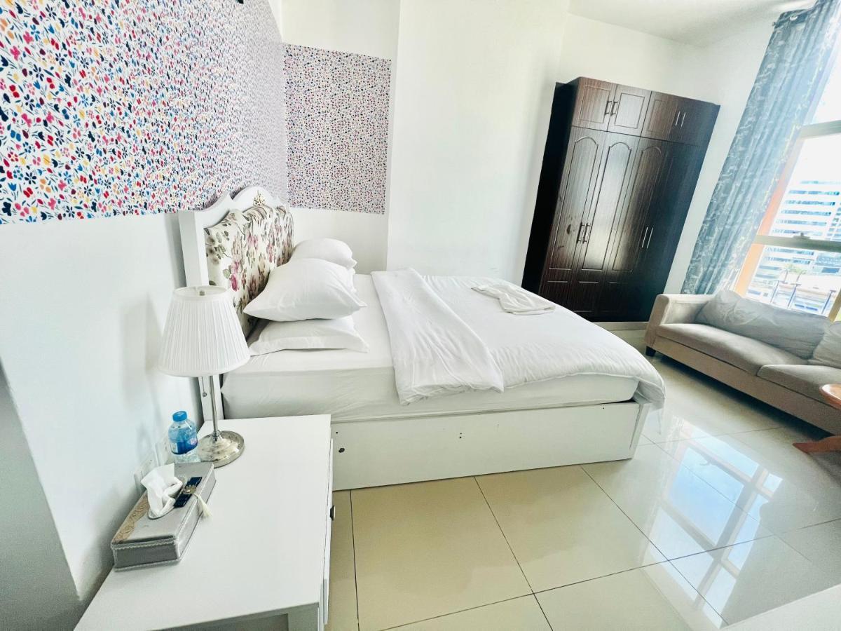 Private Room In 2Br Apartment Dubai Bagian luar foto