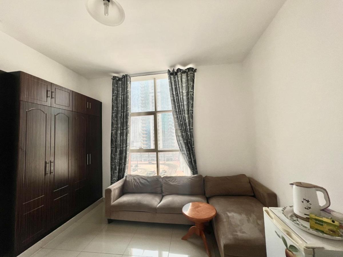 Private Room In 2Br Apartment Dubai Bagian luar foto