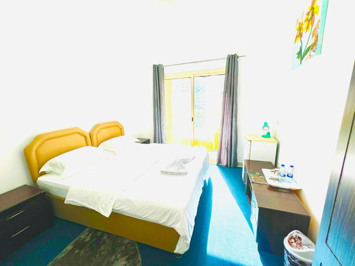 Private Room In 2Br Apartment Dubai Bagian luar foto