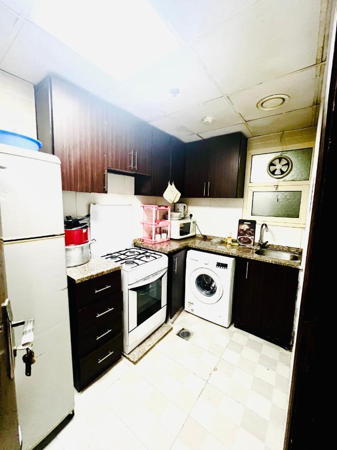 Private Room In 2Br Apartment Dubai Bagian luar foto
